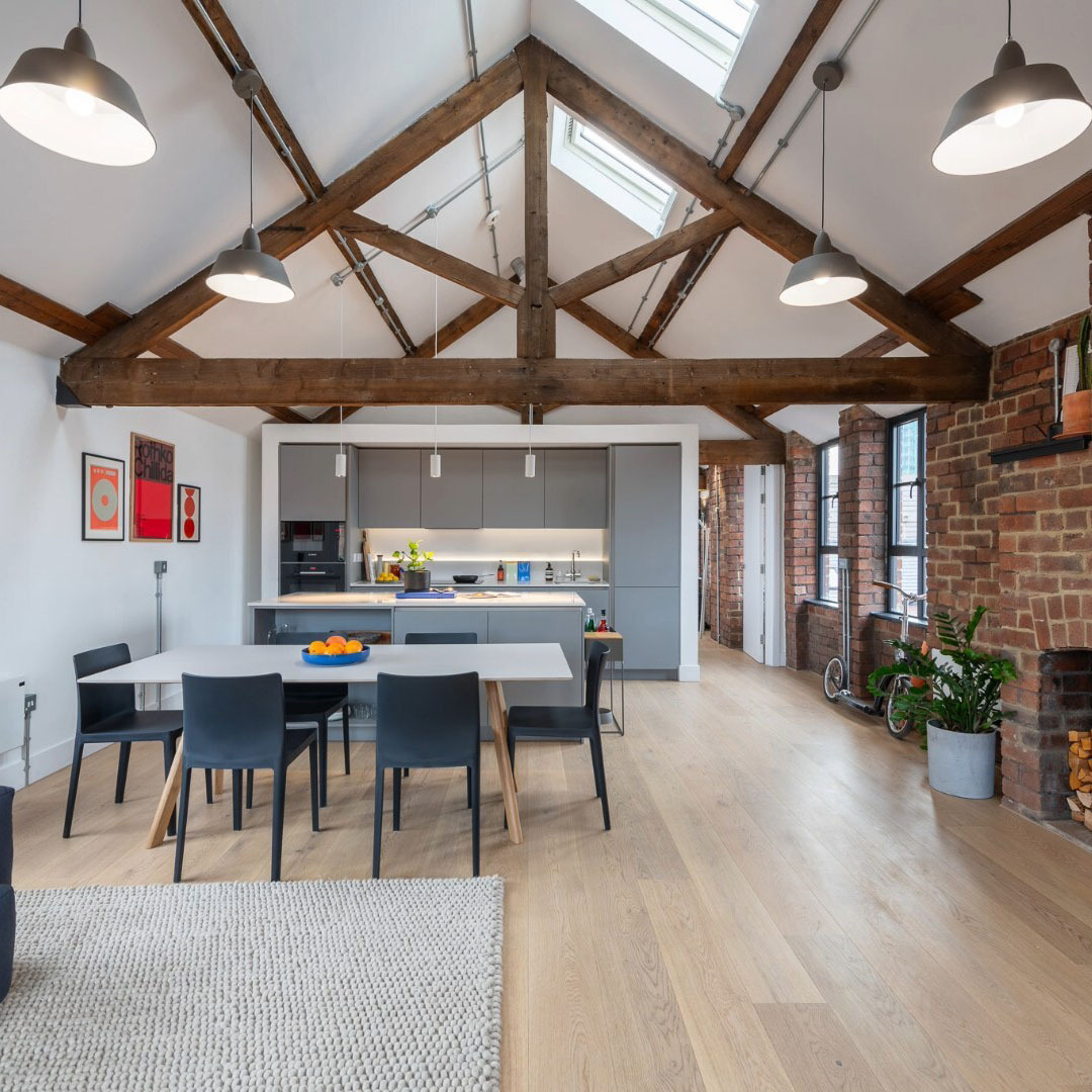 Modern kitchen/diner at Eyewitness with breakfast bar